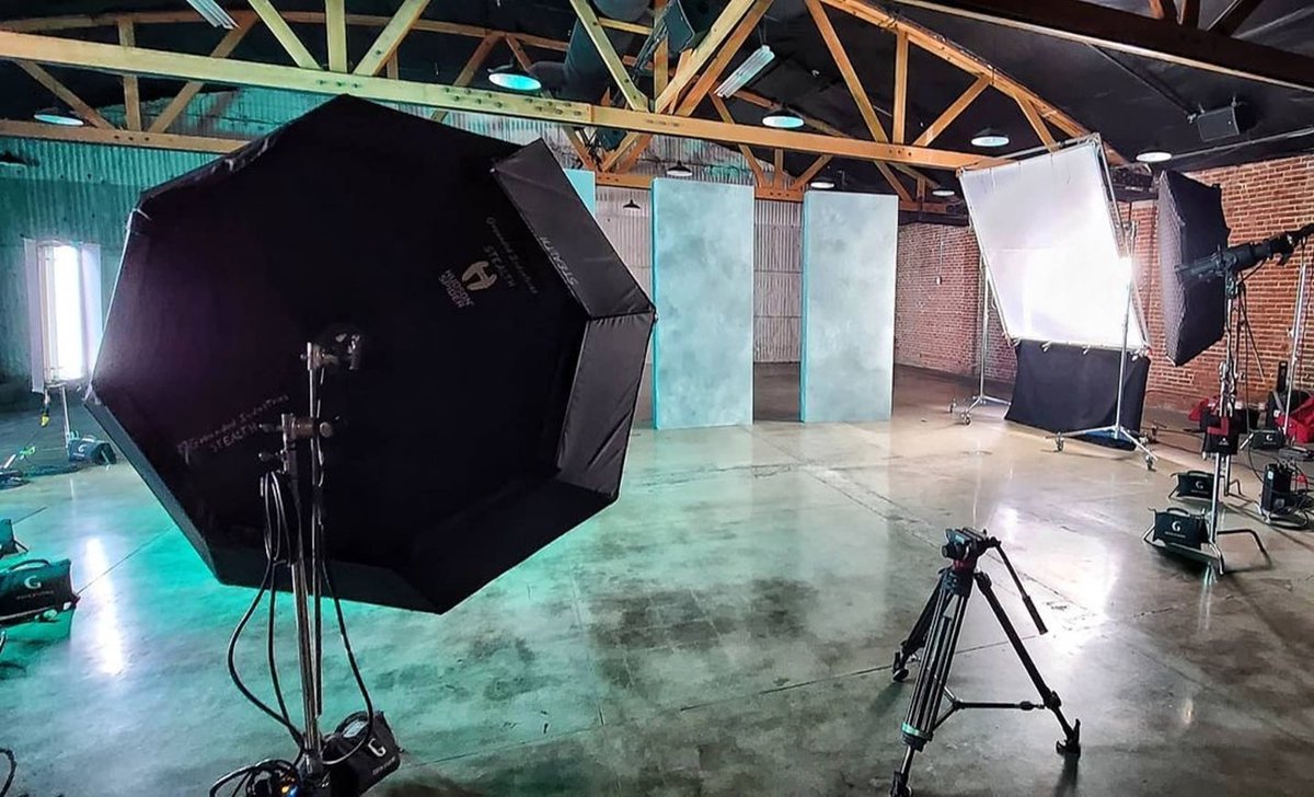 FranceLca's tweet photo. The Redback in Stealth Mode.

📷 @goodmangripandlight.

Redback and Mozzie from @Hudson.spider available at LCA France

#lightingandgrip #gripandlighting #hudsonspider #redback #mozzie #setlighting #onlocation #locationlighting #onset #setlife #gripgear https://t.co/eTPFsZqxLK