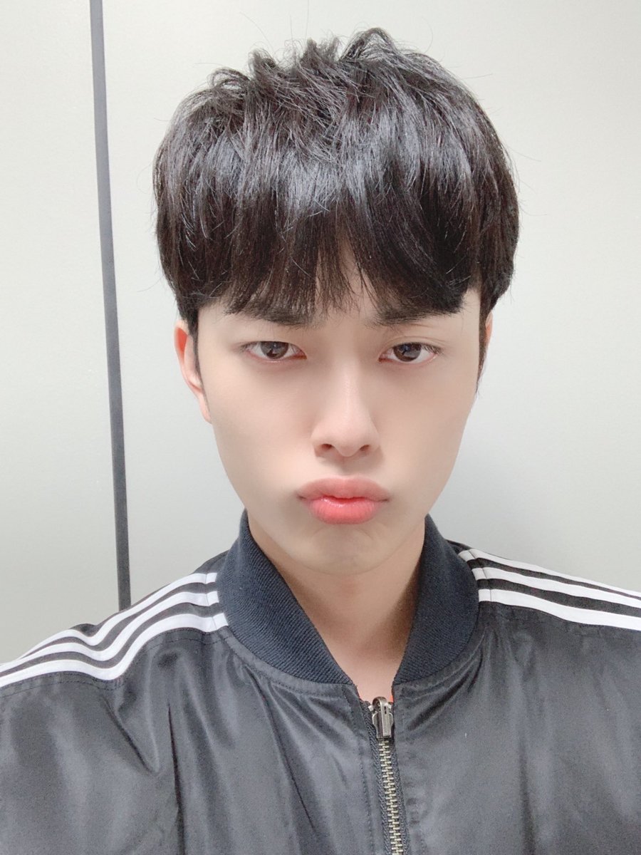 #유선호 유큐브

오늘 날씨 진짜 최고.. 밥 먹구 산책해야지~~⭐️⭐️