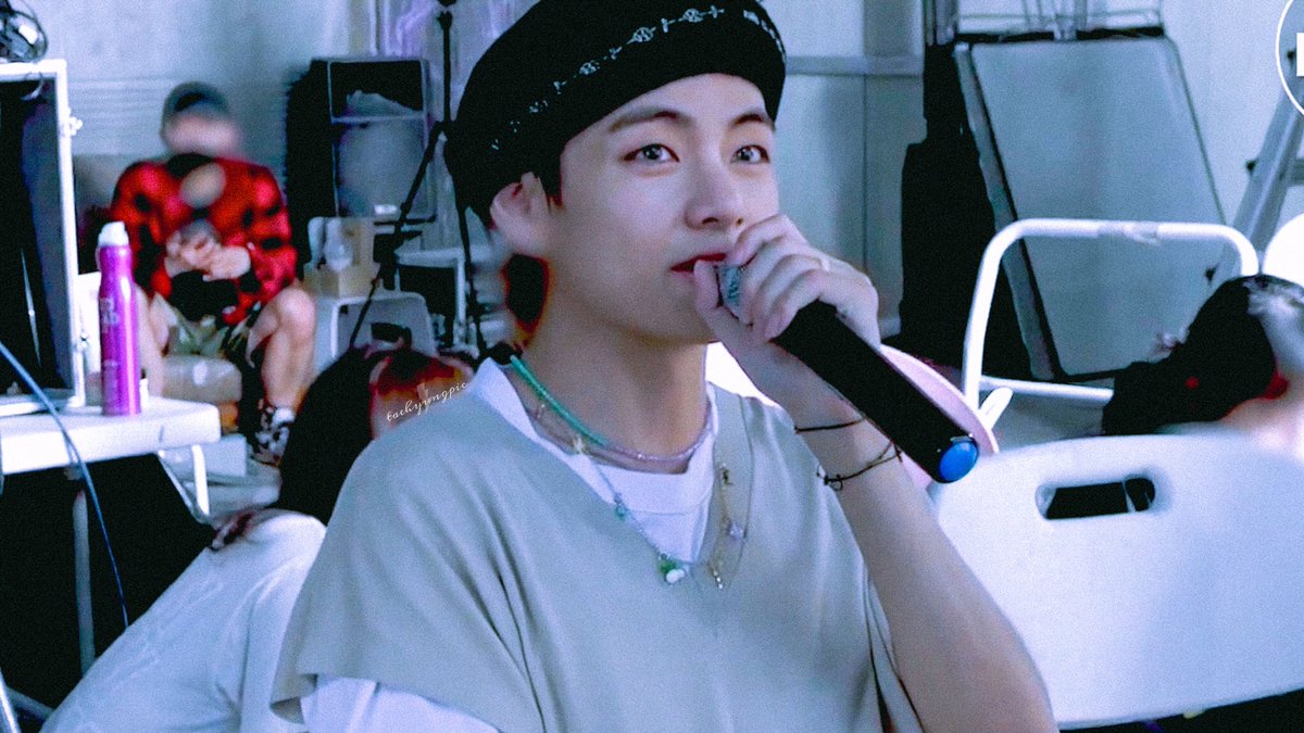 taehyungpic's tweet photo. 🐯🐻🎤📱 #TAEHYUNG #V https://t.co/PugqRJB9iD