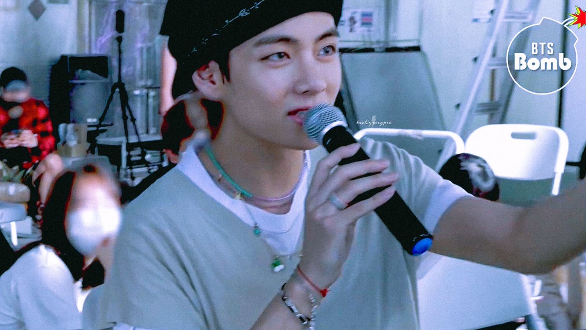 taehyungpic's tweet photo. 🐯🐻🎤📱 #TAEHYUNG #V https://t.co/PugqRJB9iD