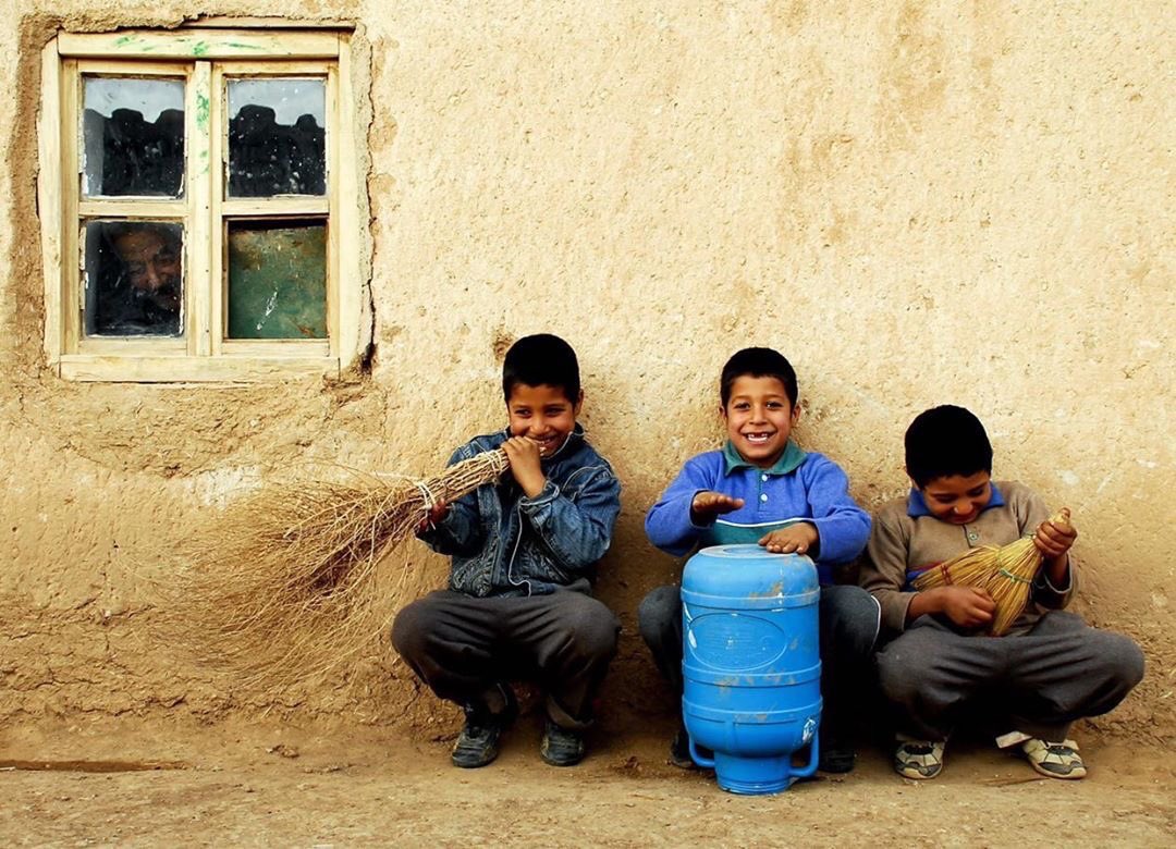 bilosmanozsen's tweet photo. Çocuklarda #inovasyon bitmiyor. 
Elektro gitar, davul ve bağlama çalan çocuklar. Şanlıurfa 2009 

📸Ümit Kavak https://t.co/NRB7vEirSK
