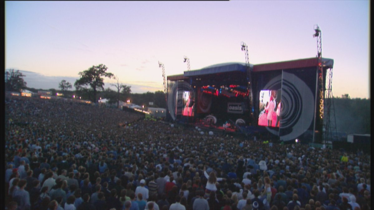 oasis's tweet photo. The gig that defined an era. The 2 days in Aug 96, remembered forever by 250k Oasis fans as 1 of the greatest rock‘n’roll events to ever take place on British soil.
The feature length Knebworth concert documentary, directed by Jake Scott, is released later this year. #Knebworth25 https://t.co/k6vwN4XbnG