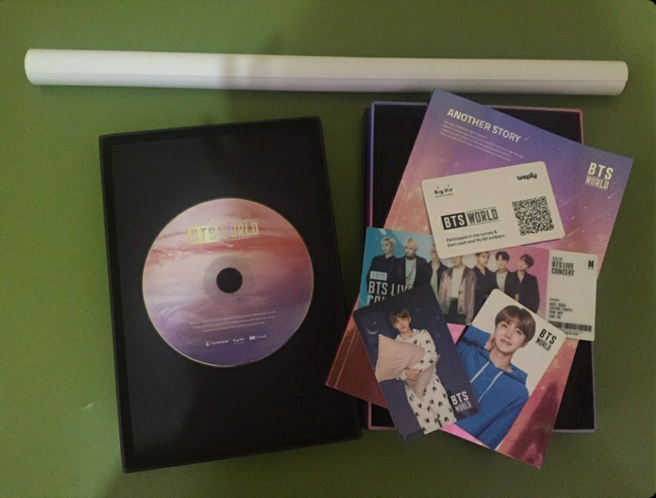 ocktoberr's tweet photo. WTS ALBUM BTS WORLD

-baru di unboxing
-cd belum perna disetel
- minus name tag soalnya bkn first press
-ada damage tp dr bighitnya
-foto full set sama poster
-pcnya taehyung sm jhope

⚡pasang harga 255 sabi nego⚡

tanya tanya dm aja ya💖 https://t.co/cPwFwd2utz