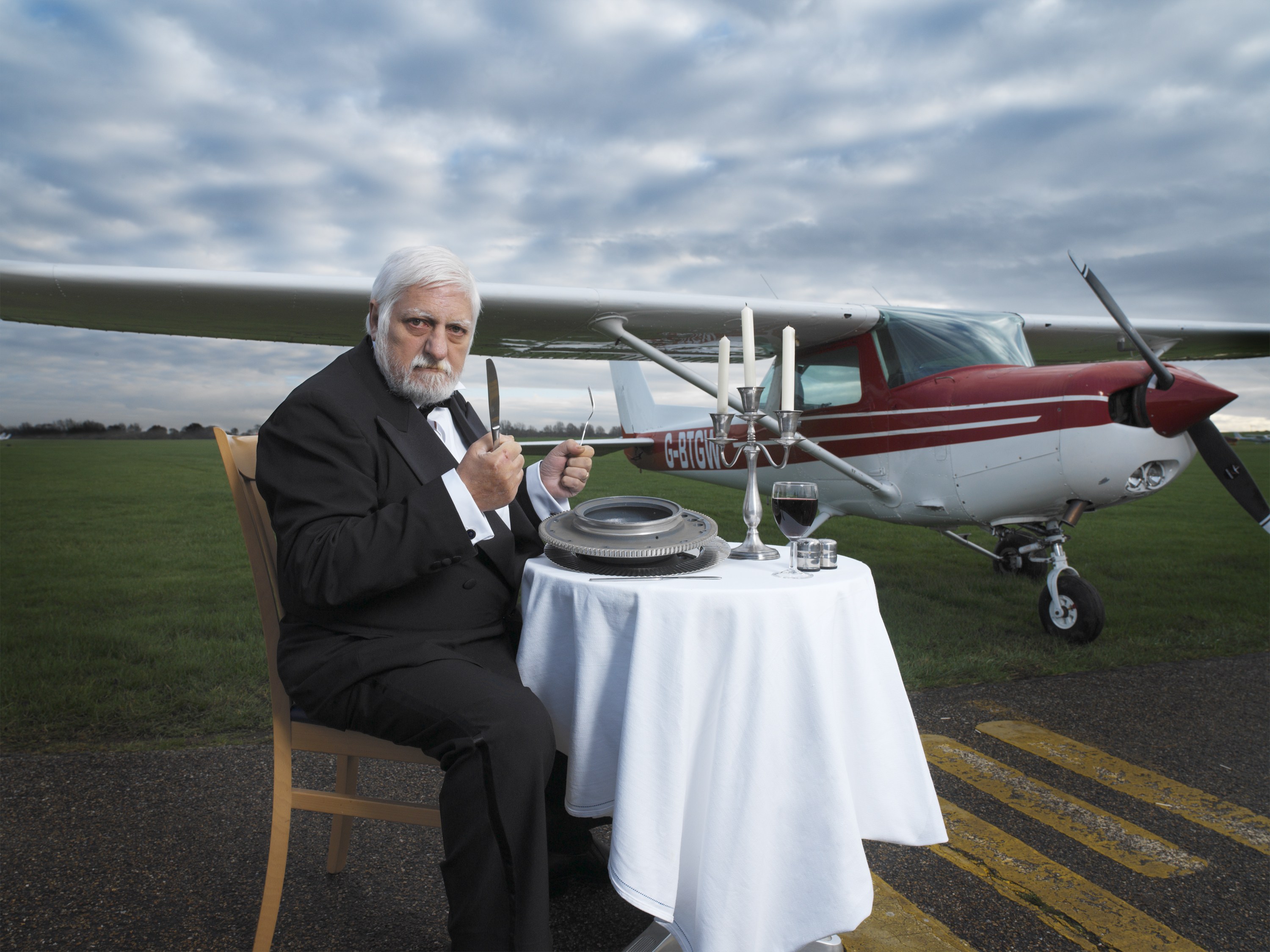 genius buch der rekorde mann isst fahrrad