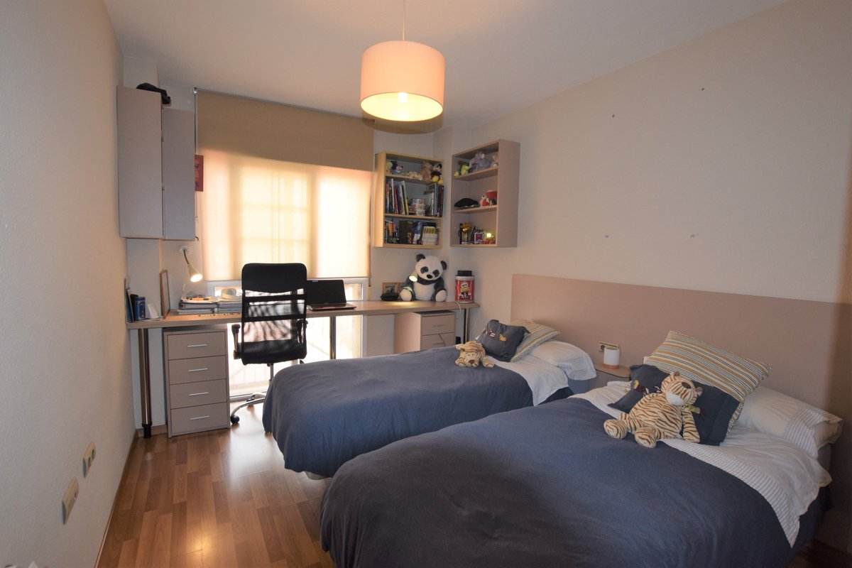 Vendemos piso en zona Angel Bruna, dispone de 2 dormitorios, salón, 2 baños, cocina, plaza de garaje y trastero. Para entrar a vivir.