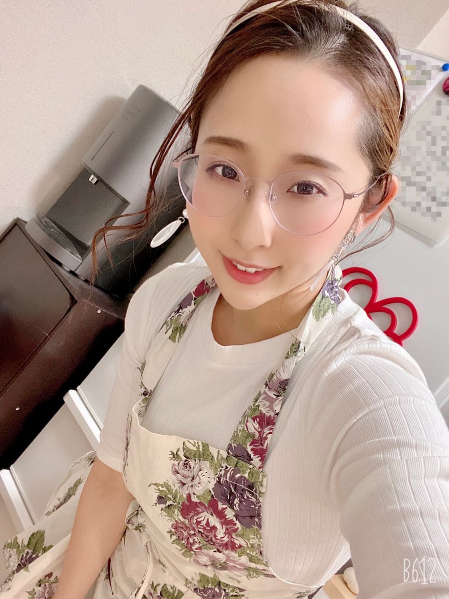 美咲結衣 写真集クラファンスタート オムライスできたー フライパンからお皿に盛る時いつもキレイにできるかドキドキします そういえば昨日はメイドの日だったらしいけど メイド服の写真はないから今日のエプロン姿載せておくね