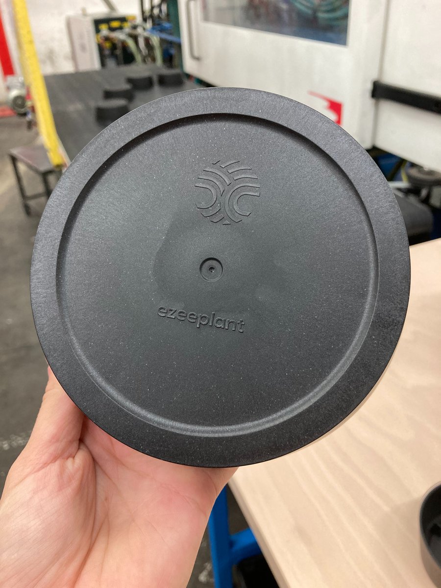 [#Coulisses 👀 ] Contrôle qualité du réservoir d’#eau de l’#Ezeepot qui permettra de stocker l'eau et assurer le besoin en eau de votre #plante ! 💧 Admirez donc d'un peu plus près le matériau, disponible aujourd'hui en 3 couleurs : rouge, noir et blanc. #MadeInFrance 🇫🇷