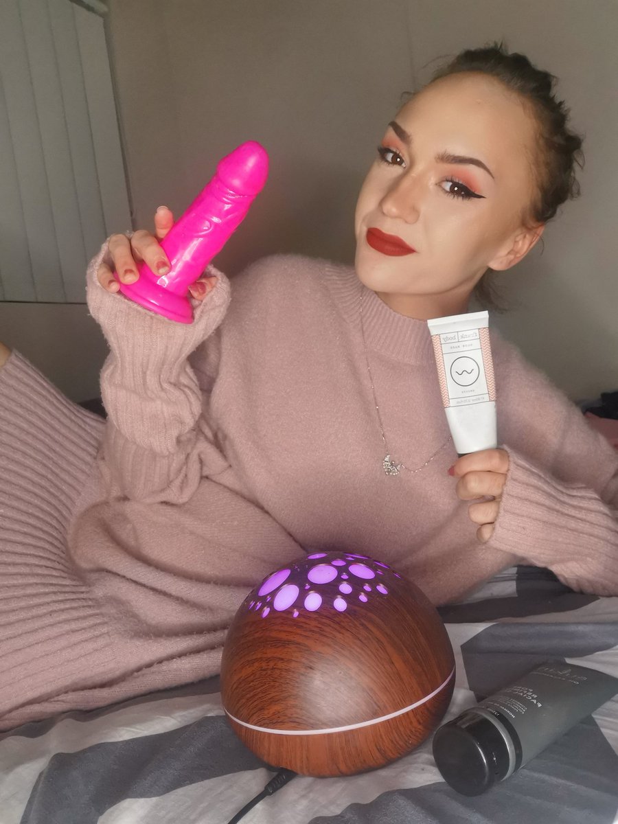 RittaxR's tweet photo. Night self care routine be like: https://t.co/2lkjYWG49o