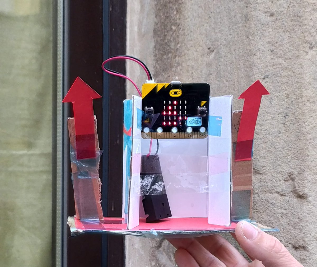 cdtlcolunga's tweet photo. Integrantes de uno de los grupos del taller de innovación tecnológica #Colunga, han realizado un medidor portátil de temperatura.. Lo han probado ayer bajo la lluvia. #microbit #placaled #sensordetemperatura #STEAM #makerspace #programamos https://t.co/6SwVIVX755