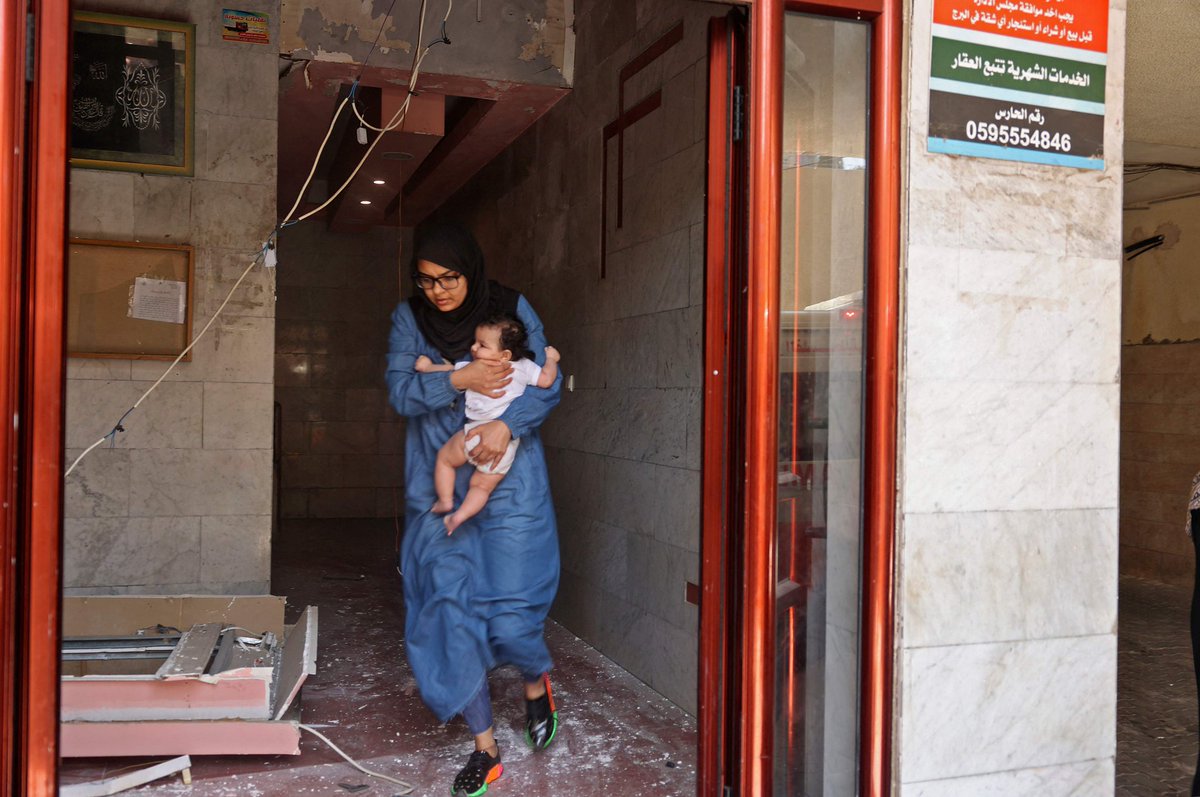 Penduduk awam yang menjadi korban pengeboman oleh tentera Zionis laknatullah ke atas sebuah apartment di Al Rimal sebentar tadi.