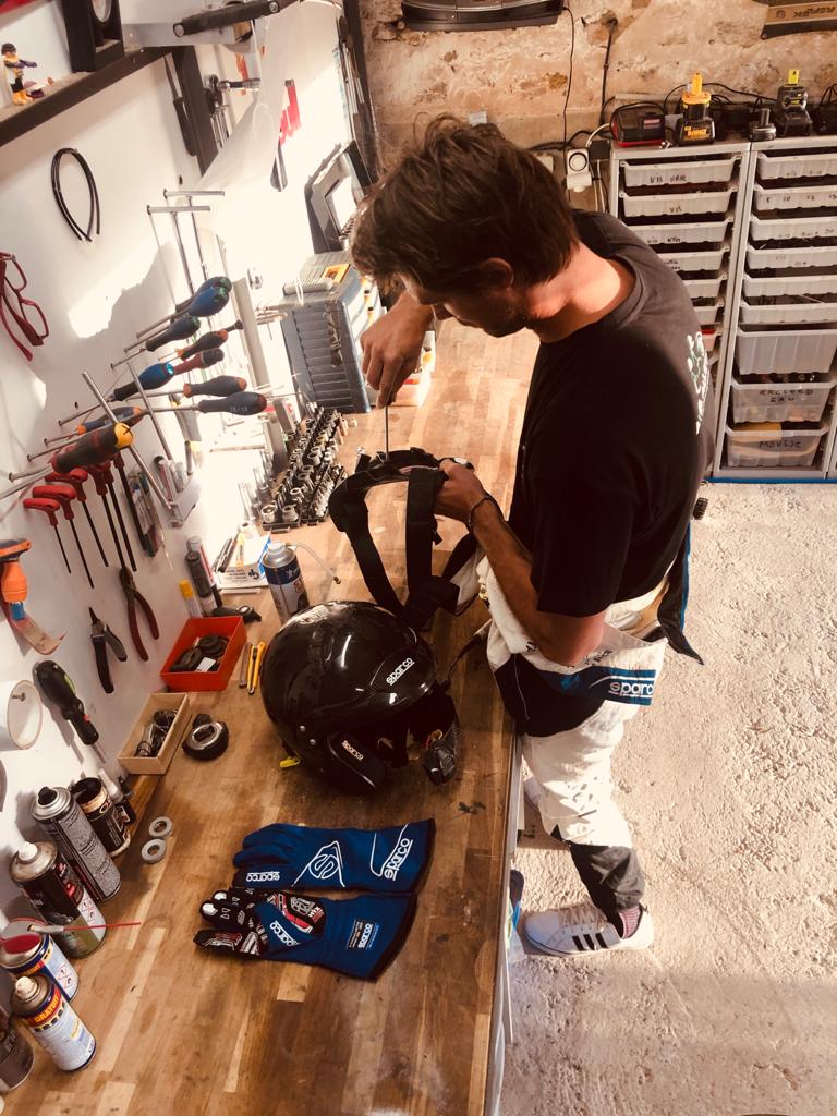 « Le diable se cache dans les détails ». À chaque fois que j’entends cette expression, ça me rappelle le #Dakar... C’est plutôt « Une course se gagne sur des détails ». Et bien souvent, c’est dans le garage que la course commence 👌

#NonOrdinaryDriver #Motivation #Dakar2022