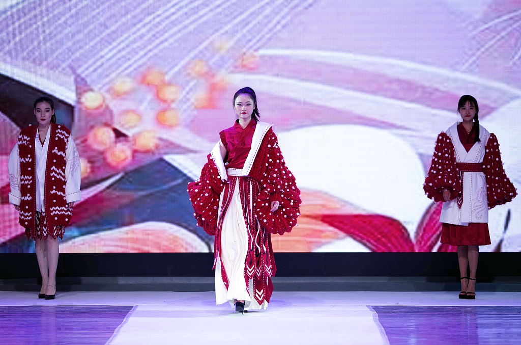 HohhotChina's tweet photo. A fashion show by graduates from Inner Mongolia Arts University was recently staged in #Hohhot, with models showing off ethnic Mongolian designs combining traditional styles with modern #fashion. Enjoy this perfect blend of old and new! #art https://t.co/m5rG2q7y1F