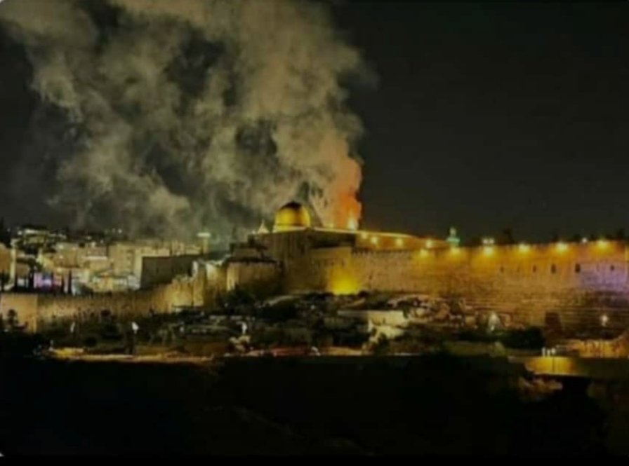 Mescidi aksa yanıyor ilk kıble yanıyor müslümanın yürekleri yanıyor yarabimm ..