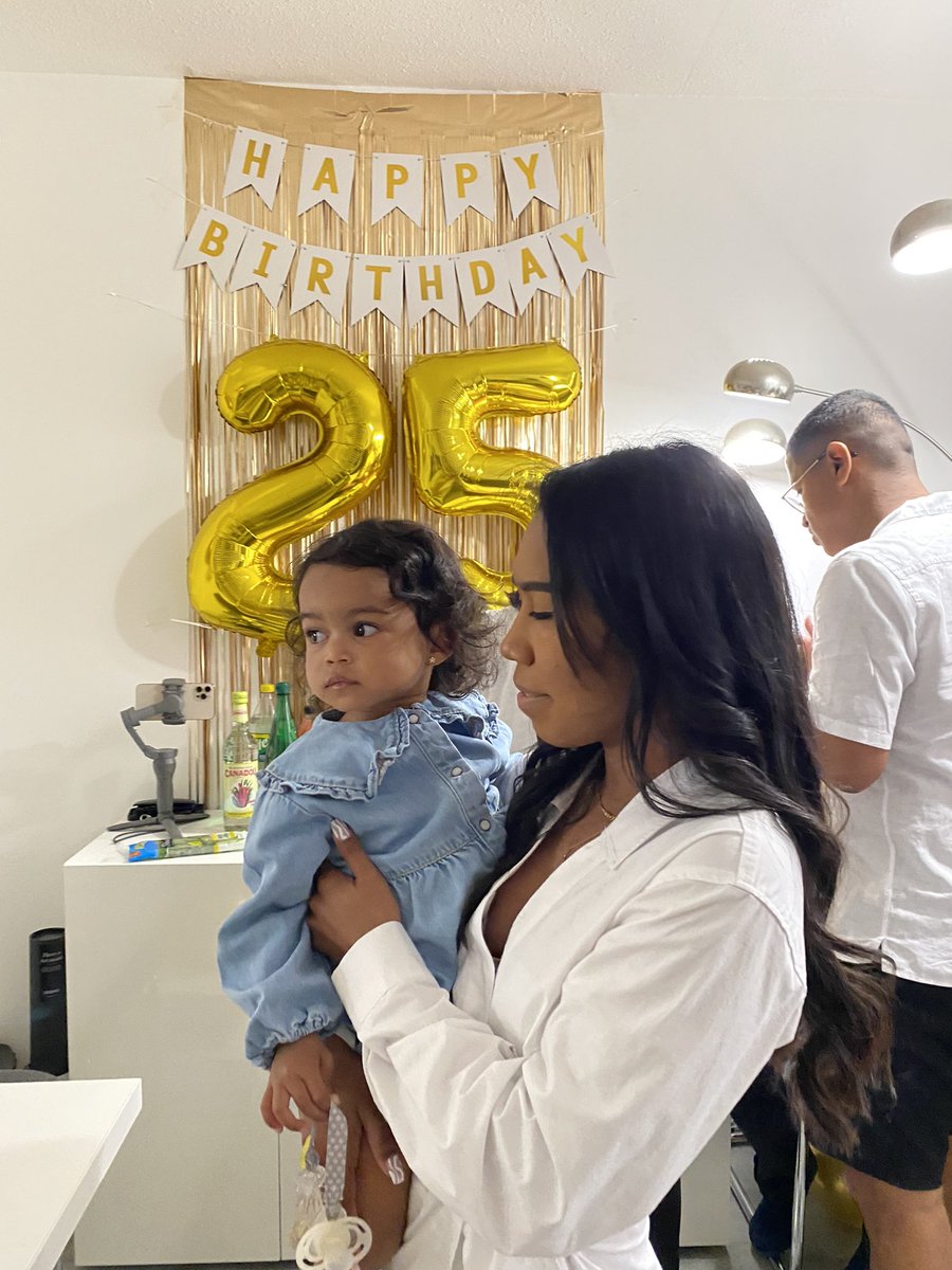 hasinaaakely's tweet photo. 25 bougies 🎂 https://t.co/fzeihu2hLj
