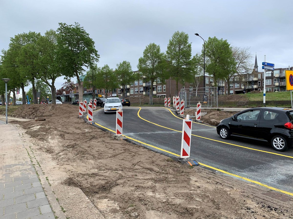 StadsLAB_dtc's tweet photo. Terwijl de aannemer werkt aan de aanpassing van de kruising IJsselkade - C. Missetstraat, wordt de tijdelijke weg naast de C. Missetstraat volop gebruikt. 🚗 Meer weten over de plannen met het gebied aan de stadszijde van de Oude IJssel? 👉 https://t.co/yozhLX4r9k https://t.co/2dcOby3diN