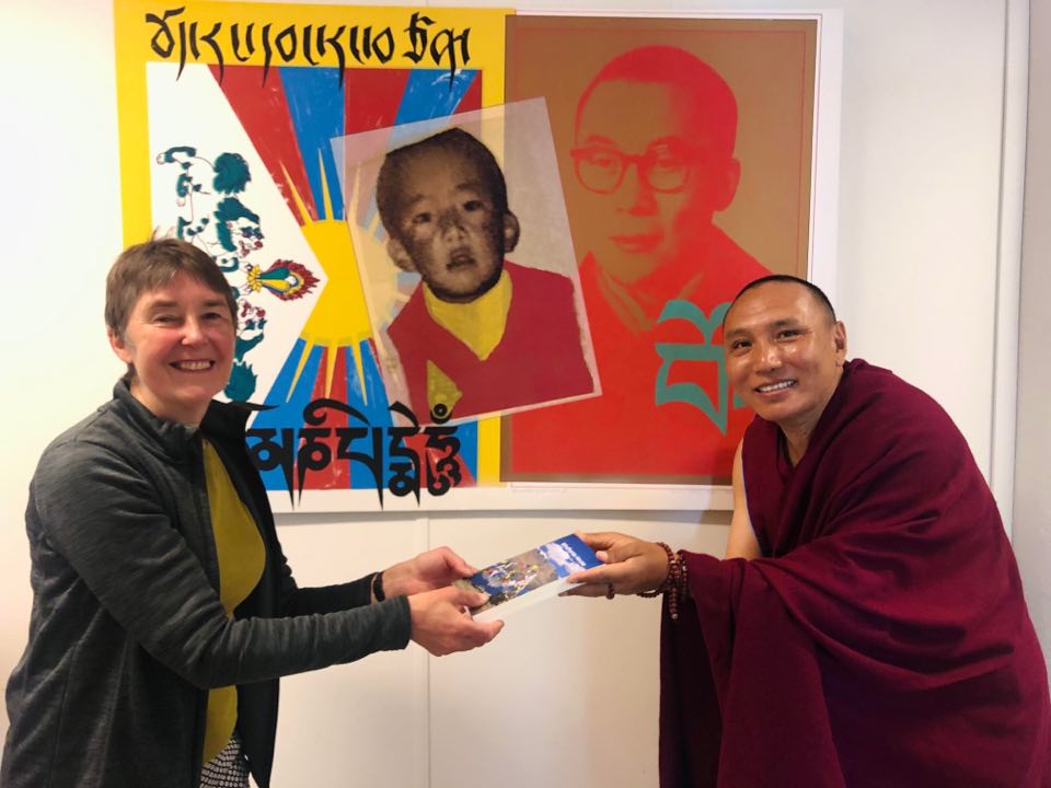 savetibetnl's tweet photo. Het #boek 'Windhorse House' van Myra de Rooy is vandaag officieel in de #verkoop gegaan! 

Ter gelegenheid van dit speciale moment overhandigde Myra de Rooy haar boek aan Samten, een #Tibetaanse #boeddhistisch #monnik. 👇 https://t.co/395UrW6OY9