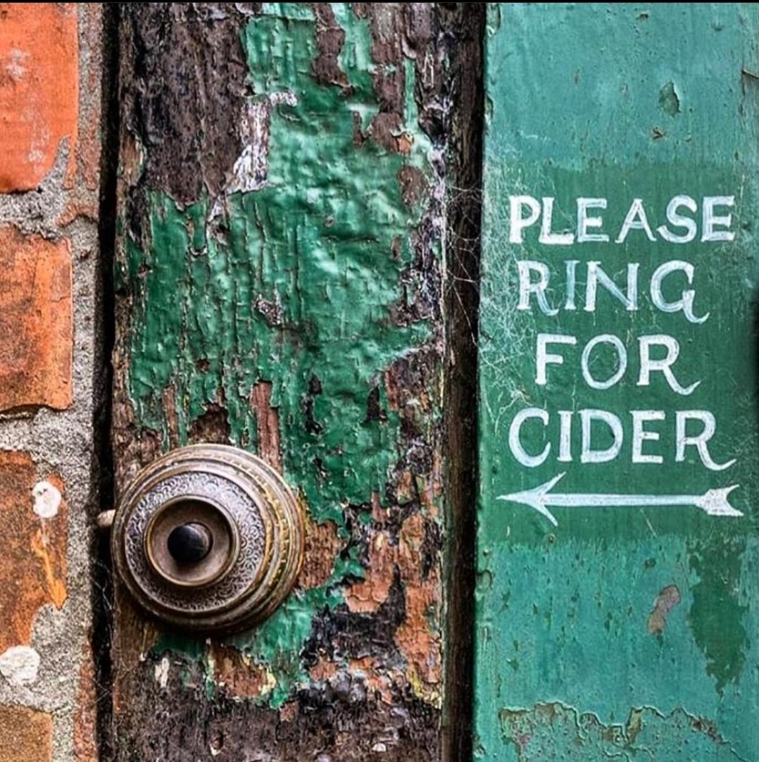 _NERANO's tweet photo. Celebrating #SomersetDay today! The best and most beautiful county in the UK! 💛🍏🍎@SomersetDay https://t.co/oiUgf8eIMU