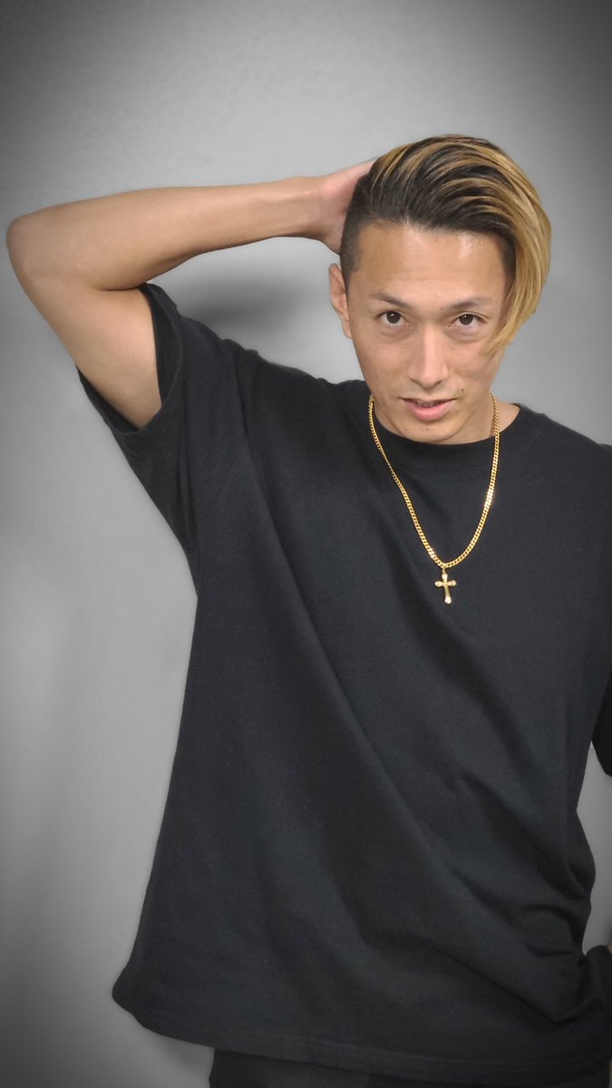 黒石高大 もーすぐこの髪型終わるー くっそプリンのロン毛ってダメなタイプのチャンニーよ 笑 男は黒髪短髪が良い シンプルなのが１番だと思う