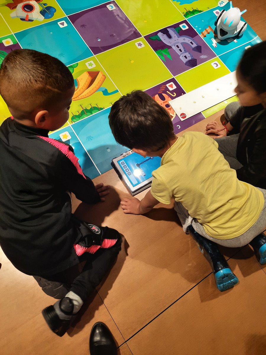 Dane_Corse's tweet photo. Découverte #robots #blueboot #ozobot #photon #scratchjunior https://t.co/JRTBKVk3nE