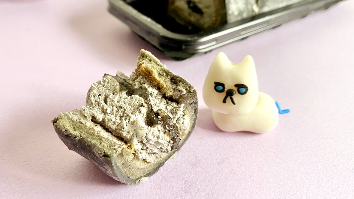 オヤツハンター ドアふみ 食べたぜ ローソンの もち食感ロール に ごまみたらしが出たって 求肥を使ったもちもち生地で ごま のホイップクリームを包んだロールケーキ クリームの真ん中には ごまみたらしの甘じょっぱいソースがあって なんとも オヤツハンター ドアふみ 食べたぜ ローソンの もち食感ロール に ごまみたらしが出たって 求肥を使ったもちもち生地で ごま のホイップクリームを包んだロールケーキ クリームの真ん中には ごまみたらしの甘じょっぱいソースがあって なんとも