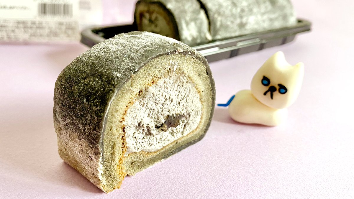 オヤツハンター ドアふみ 食べたぜ ローソンの もち食感ロール に ごまみたらしが出たって 求肥を使ったもちもち生地で ごま のホイップクリームを包んだロールケーキ クリームの真ん中には ごまみたらしの甘じょっぱいソースがあって なんとも オヤツハンター ドアふみ 食べたぜ ローソンの もち食感ロール に ごまみたらしが出たって 求肥を使ったもちもち生地で ごま のホイップクリームを包んだロールケーキ クリームの真ん中には ごまみたらしの甘じょっぱいソースがあって なんとも