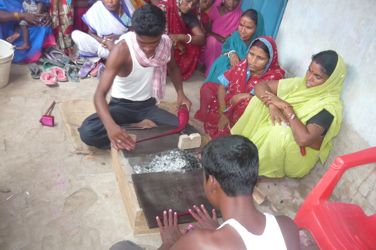 janvikashsamiti's tweet photo. We aim to bring about sustainable livelihood opportunities to provide a dignified life to the long-hidden talent in our workers. We wish to be their voices and walk hand in hand in their journey #supportmigrantworkers #JVSI https://t.co/DnPt3UOkaS