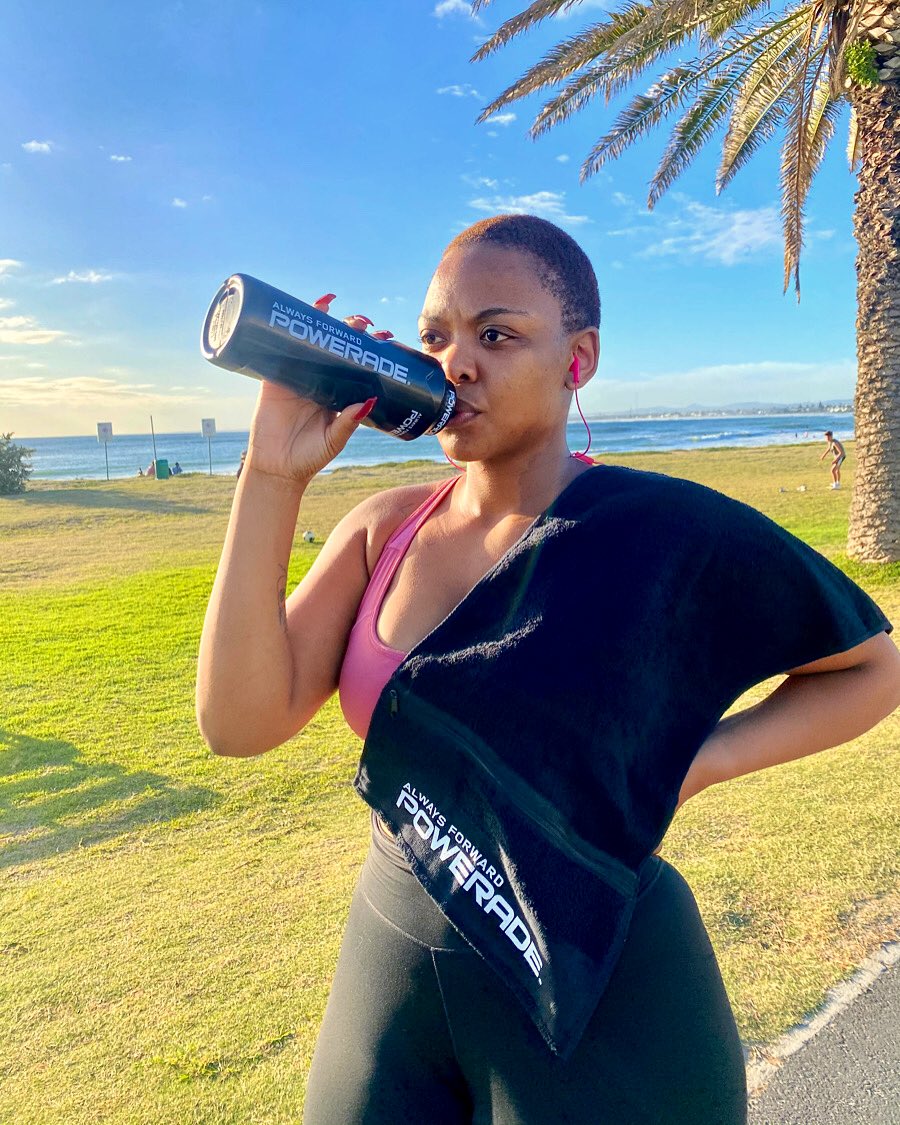People often congratulate me for losing 14kgs in 2020. And to be honest I was also pleased with my new body. For 2021, the goal was to maintain my new weight and make sure I don’t pick up the kg’s I lost. @PoweradeZA #AlwaysForward #Ad