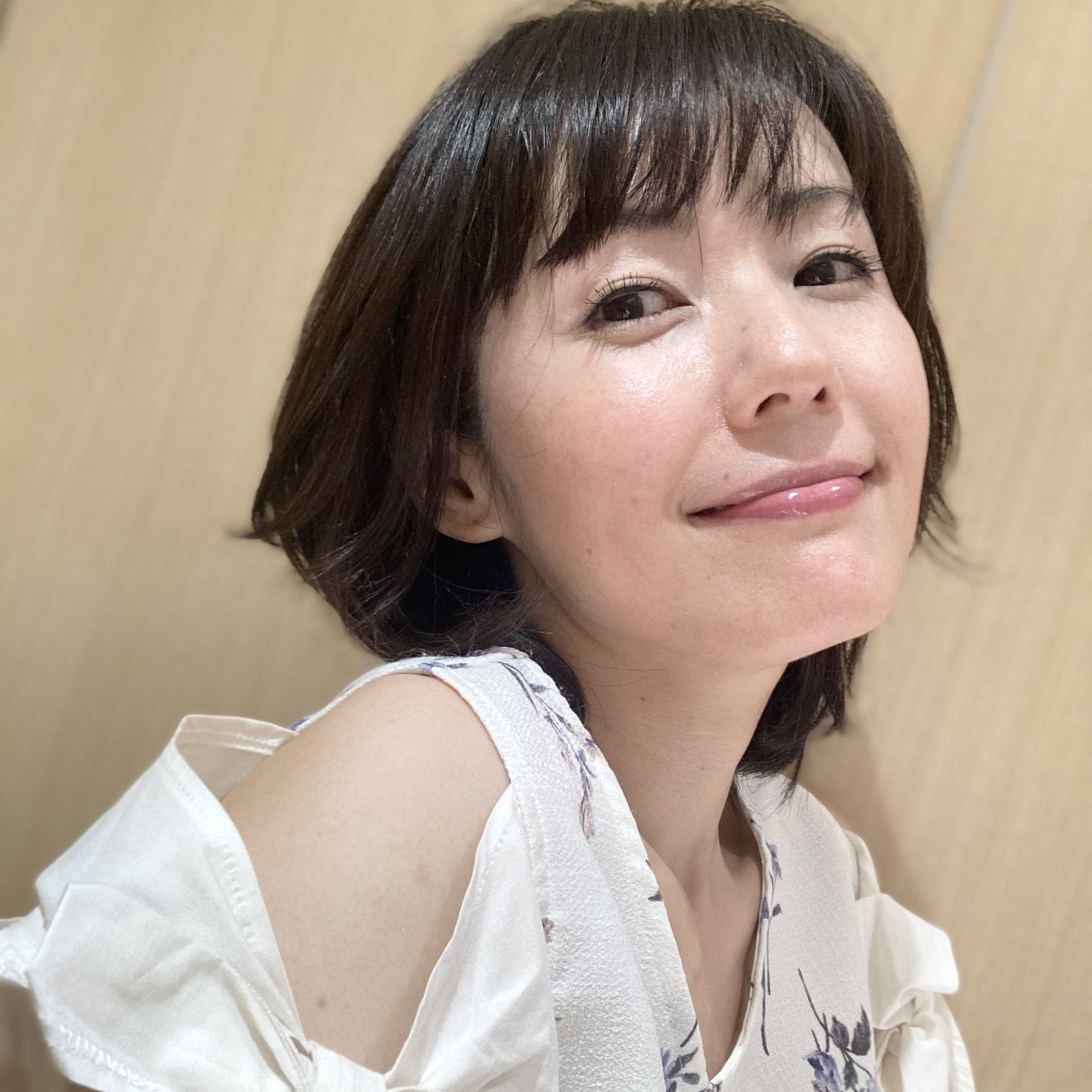 六車 奈々 私は昔から 目元命 アイラインはしっかり引いて マスカラは三回くらいつける派でした ところが先日 メイクさんに メイクしてもらったとき 奈々さんはノーファンデだし他のメイクが薄いから 目元だけ濃いと違和感出ちゃいますよ と