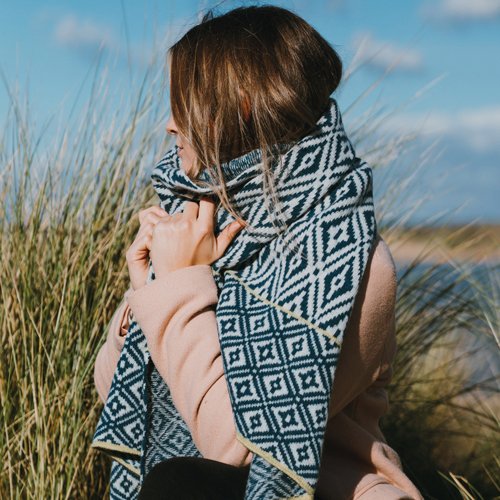 Bring us colour! Our May e-newsletter flew out to our subscribers this morning. Here it is featuring makers who provide us with a healthy dose of colour for our homes and wardrobes: madebyhandonline.createsend1.com/t/ViewEmail/r/… #buyhandmade #supportmakers #contemporarycraft