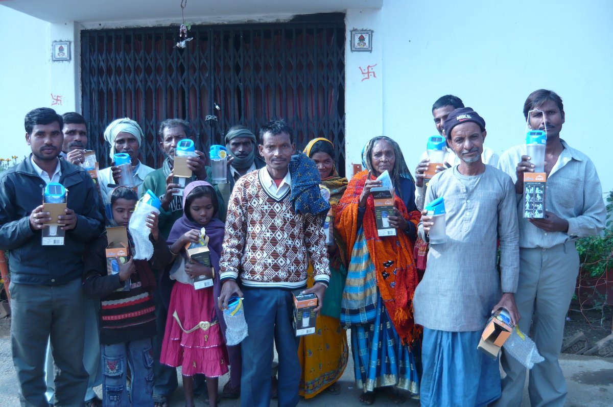 janvikashsamiti's tweet photo. Solar Lantern Distribution #JVSI #Supportmigrantworkers https://t.co/ggaL885lTe