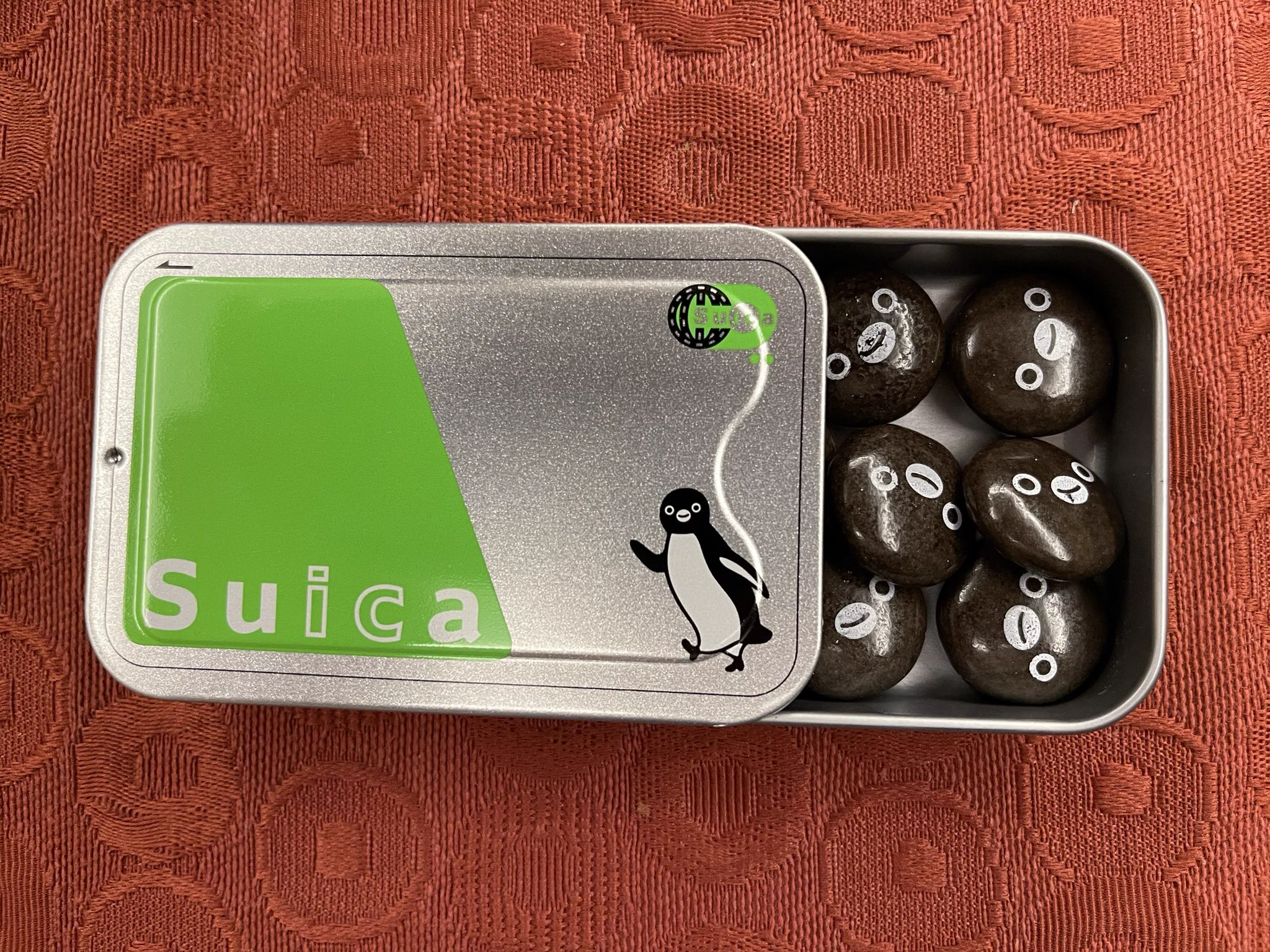人びとを堕落と肥満に導くJR東日本のSuicaチョコ。
中身もザクザクで美味しい。
まるでSuicaなペンギンチョコ「プリントチョコレートSuica」【東京駅のおすすめお土産グルメ】 | TABIZINE   
