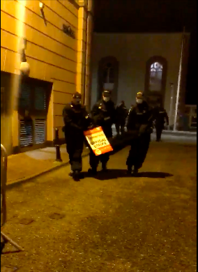 Michelle_Byrne_'s tweet photo. Coordinated Gardai response, physically removing picketers blocking stock entrance picket - some of them grandmothers! @gardainfo facilitating strike breakers during official dispute. Not here to protect people - here to protect profits of company who've robbed workers #Debenhams https://t.co/z7uy3YbMK3