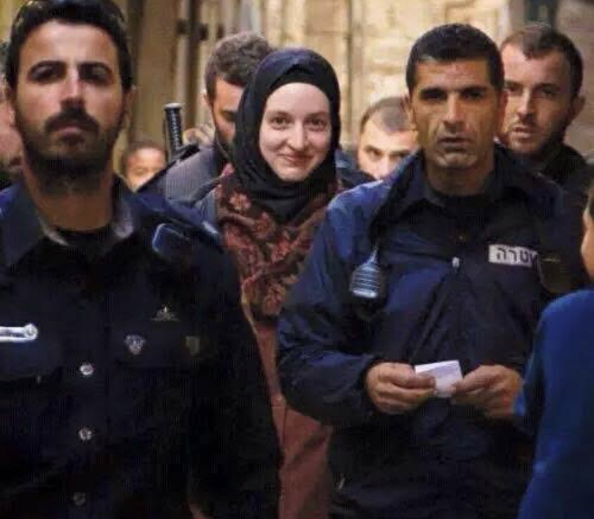 AhmetHamou's tweet photo. Gülümseme türleri vardır:

Bu, düşmanı gülümsemeyle korkutmanın türüdür.

 #AksadaBaskinVar https://t.co/VHtUNm5z2l