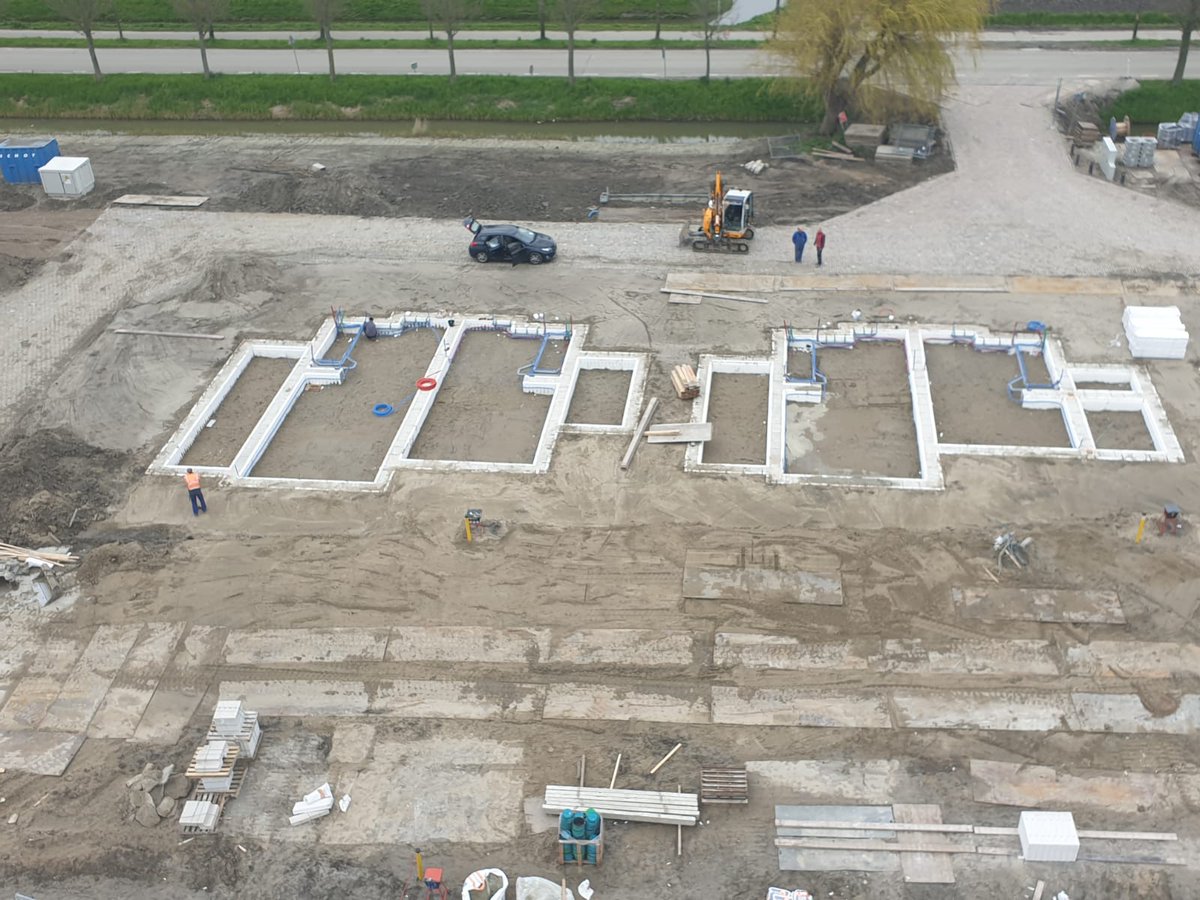 TBE_ZA's tweet photo. Bij het project 42 woningen Het Nieuwe Glas Tuitjehorn gaat de bouw gestaag. Bij deze een paar prachtige foto’s van het project, gemaakt uit de kraan!
Dit project is in samenwerking met: Zeeman Vastgoed, Zeeman Makelaars, Van den Hogen Bouwbedrijven, Bouwadvies Wfo https://t.co/rQFo4ifTx1