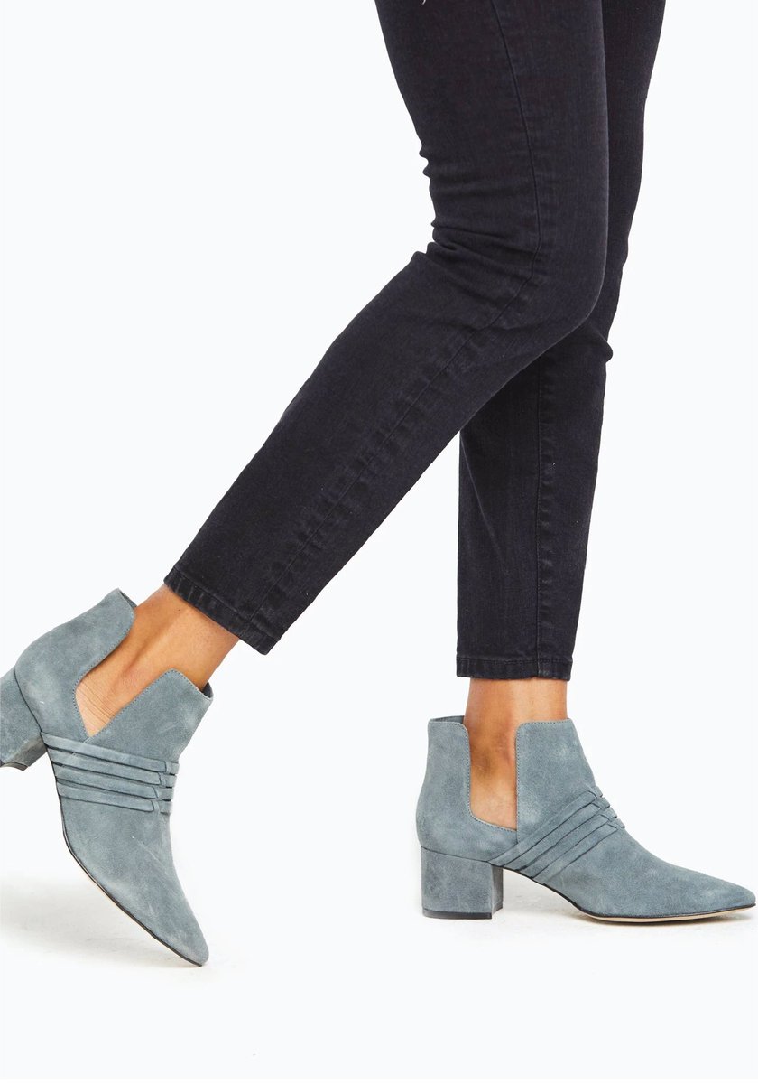 GypsyFreedom1's tweet photo. Beautifully curated shoes, sneakers, and boots from ethical, sustainable, and socially conscious fashion brands.

Shop now: https://t.co/98XsUHN9il

#GypsyFreedom #shoes #sneakers #boots #fashionbrands_Shoes #USA https://t.co/4aXmH8kLHZ