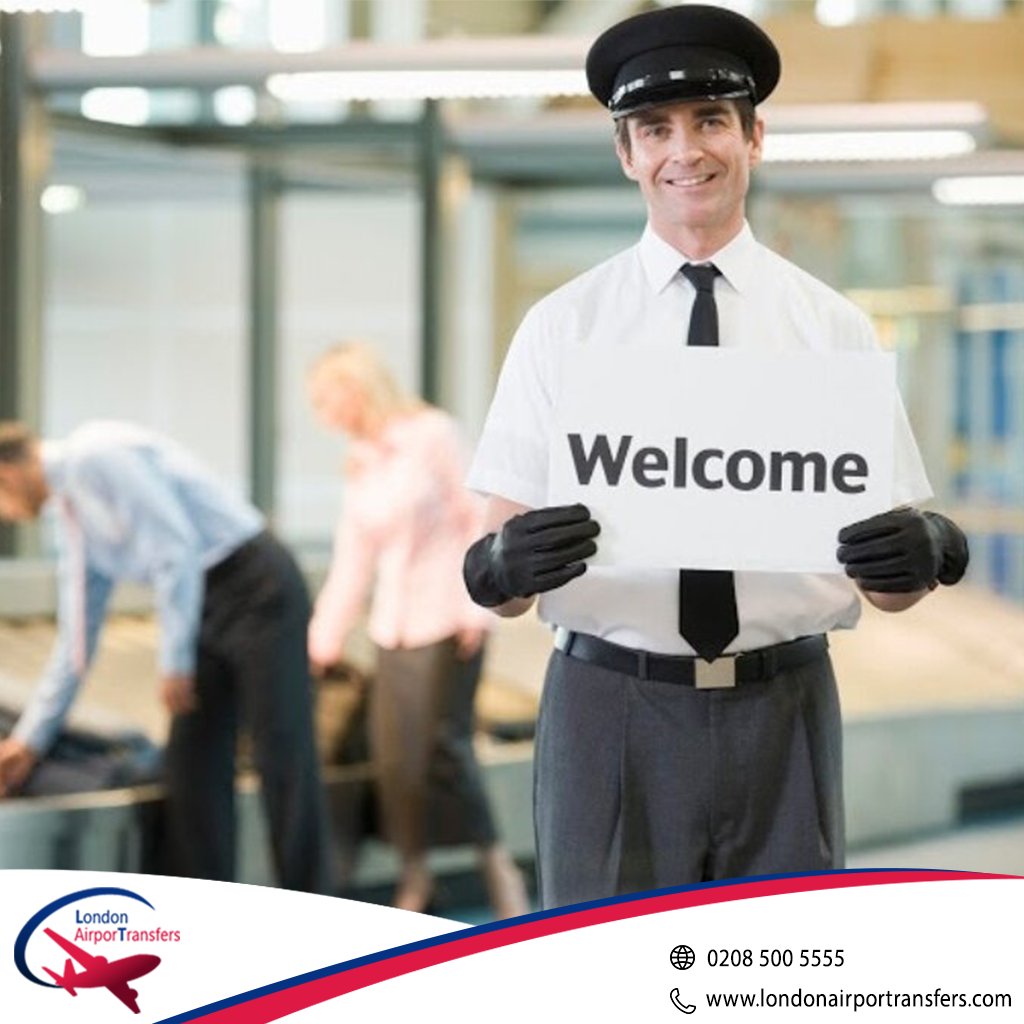 Женщина в аэропорту. Чартерный рейс. Встреча в аэропорту с табличкой. Анна фукалова azur air. Человек с табличкой в аэропорту.