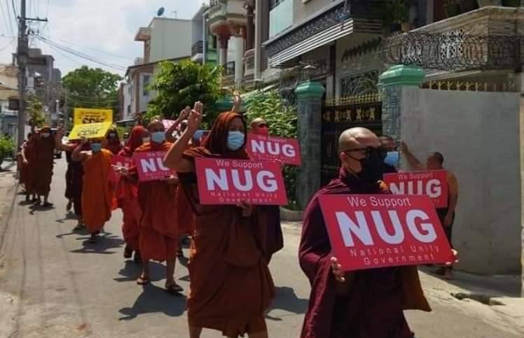 Mandalay Sangha Union Strike isn't afraid of the brutal crackdowns and intense heat, still marching on to protest. #WhatsHappeningInMyanmar  #May11Coup