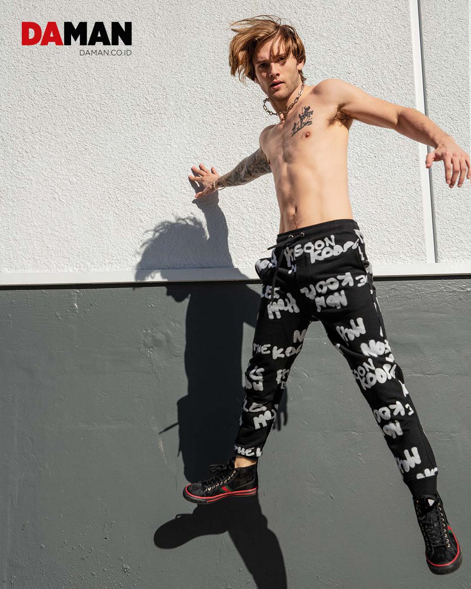DAMAN_Magazine's tweet photo. This holiday, make fashion fun again! Check out some style inspo from our exclusive photo shoot. #DaManStyle
https://t.co/UYDnkAmeQW https://t.co/VeJCrnpDJ9