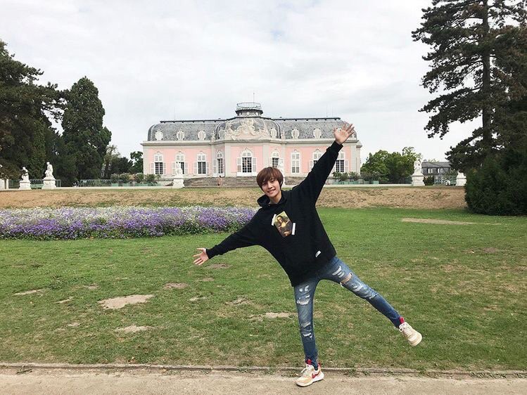 IncorrectPop's tweet photo. Der Yang Yang mit seinem Mona Lisa-Pulli xD

@WayV_official #YangYang #ehrenmann #brezelbruder https://t.co/VrdnU7tRB9