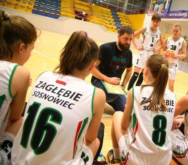 W decydującym meczu o półfinał Mistrzostw Polski U15K Zagłębie pokonało MKS MOS Wrocław 86:45 i nadal jest w grze o mistrzostwo.
Poniżej relacja z meczu którą musicie koniecznie zobaczyć – to był nokaut. 
facebook.com/KoszykarkiSosn…