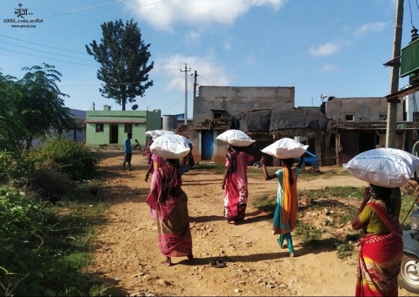 goonj's tweet photo. #UpdateFromTheGround
Our team in Belgaum district of Karnataka reached families with kits comprising ration, basic essentials and face masks.
Among other things, Goonj is focusing on families - especially in the ignored sections of the society. 
We are there..Need you too.. https://t.co/jBxw0VXGaH