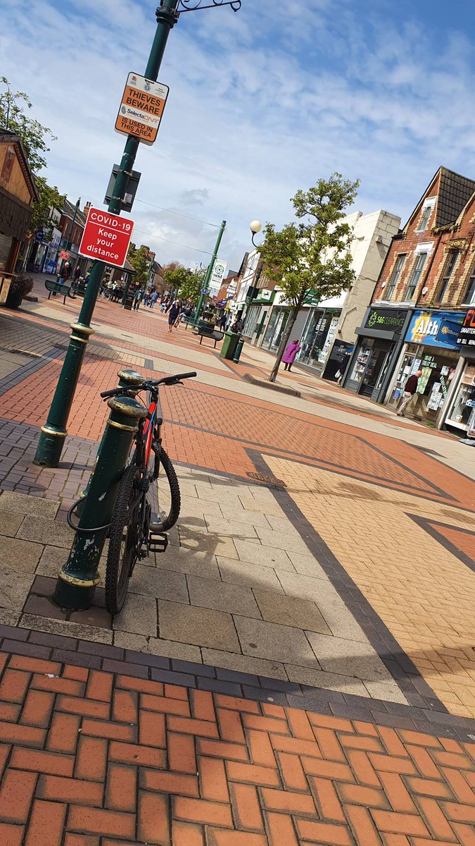 Humberbeat_NL's tweet photo. #Scunthorpe Hope we are all enjoying the sunny day in the town centre. Officers are on foot patrol on the High Street and surrounding streets. Say hello if you see any of us 🖐 #crimeprevention #keepsafe #Inyourcommunity #PCSMiller https://t.co/tY9W5CxHfc