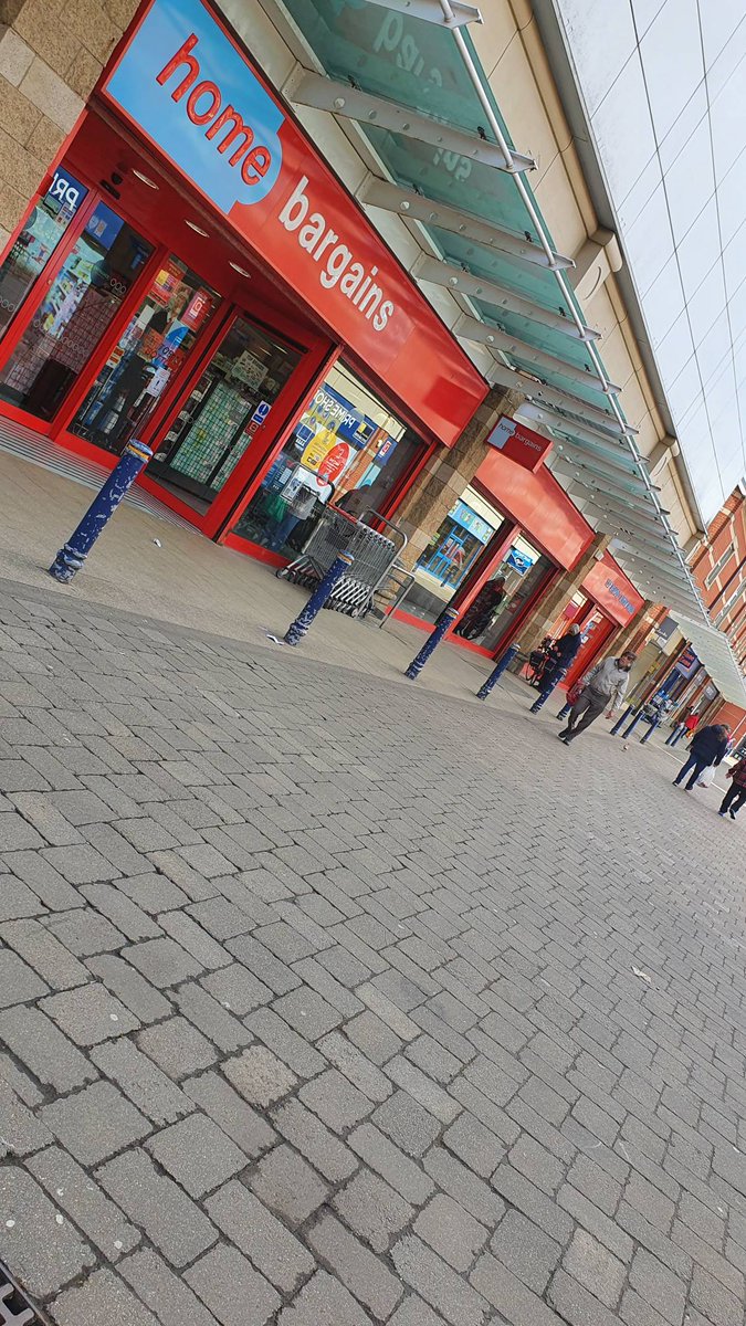 Humberbeat_NL's tweet photo. #Scunthorpe Hope we are all enjoying the sunny day in the town centre. Officers are on foot patrol on the High Street and surrounding streets. Say hello if you see any of us 🖐 #crimeprevention #keepsafe #Inyourcommunity #PCSMiller https://t.co/tY9W5CxHfc