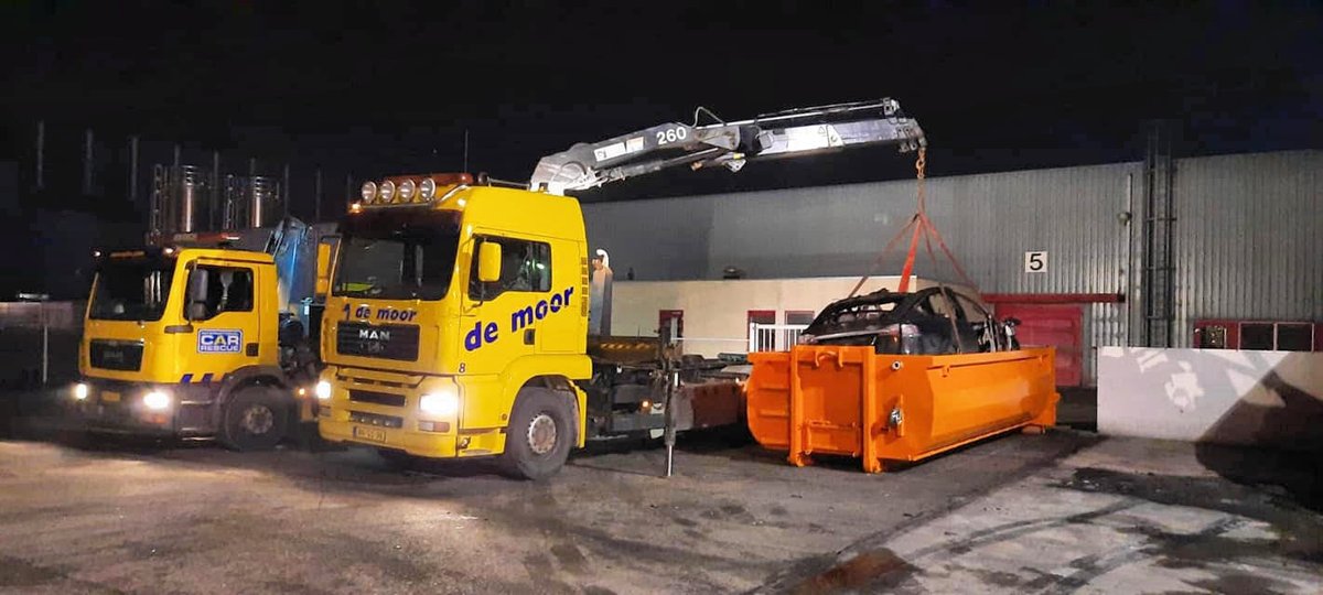 StichtingIMN's tweet image. Vanaf 1 juni 2021 is er een regeling voor de verantwoorde afhandeling van ongevallen met elektrische voertuigen ("e-voertuigen") op hoofdwegen.  Deze aanpak is door de Stichting IMN vastgelegd in een addendum bij de Bergingsovereenkomst 2019 - 2022. 
bit.ly/3fckySn