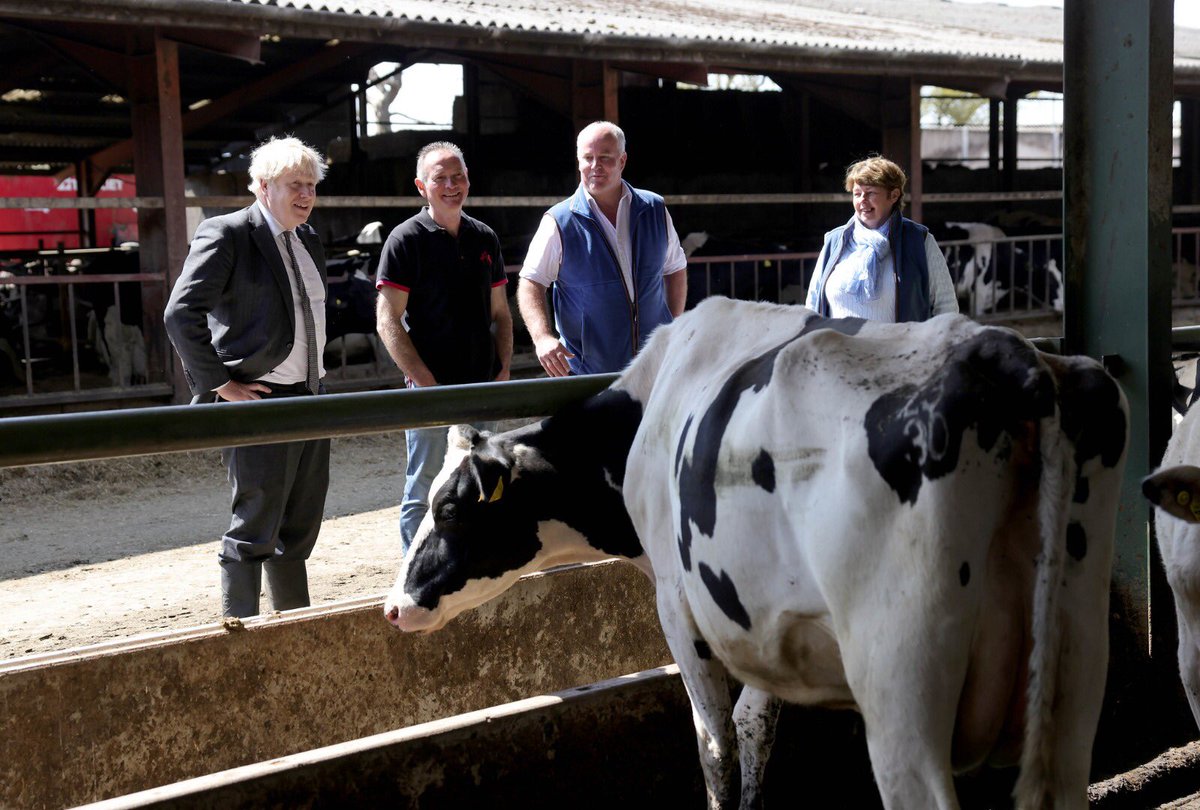 The Prime Minister visiting Arla farmers Steve, Kim and Lewis Jones recently, where he learned about the value of our farmer-owned cooperative model 🐄  🥛 🧀