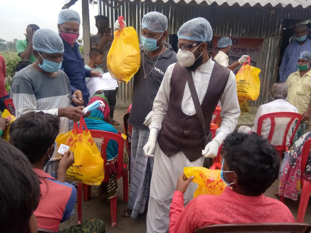 habiburbarakati's tweet photo. MSO Bengal Distributes Food Packets on before the eve of EID UL FITR at North Dinajpur under guidance of Allama Abu Bakar Siddique @mso_west 
#CovidHelp #Ramadan https://t.co/bthbvsA762