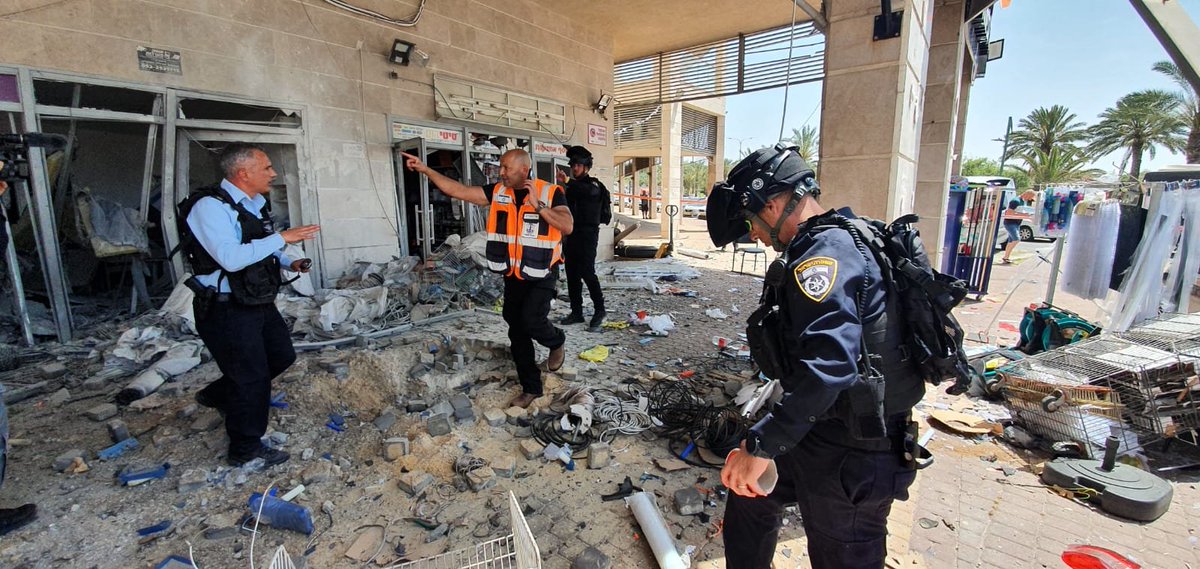 Polis Israel melaporkan terdapat 6 peluru milik Briged Al Qassam yang jatuh di Ashkelon dan 2 di Ashdod. 45 minit telah berlalu dan Gaza masih tanpa henti melepaskan serangan ke atas Israel. Iron Dome telah gagal untuk memintas beberapa peluru Gaza.