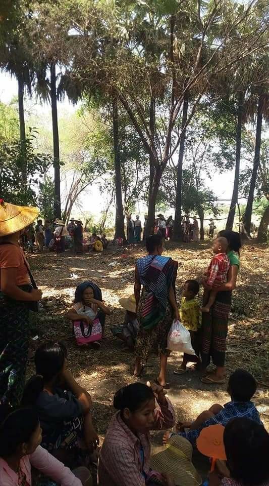 shafiur's tweet photo. #May11Coup Ta Loke Village, Myingyan

Military vehicles trying to enter circa 4.30pm. SAC FIGHTING with villagers: “Myingyan Defence forces” 

These people forced to flee to a safe place. 

#WhatsHappeningInMyanmar https://t.co/XuRuZG20bS