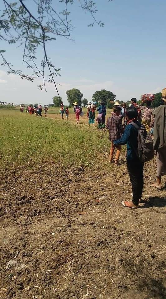 shafiur's tweet photo. #May11Coup Ta Loke Village, Myingyan

Military vehicles trying to enter circa 4.30pm. SAC FIGHTING with villagers: “Myingyan Defence forces” 

These people forced to flee to a safe place. 

#WhatsHappeningInMyanmar https://t.co/XuRuZG20bS