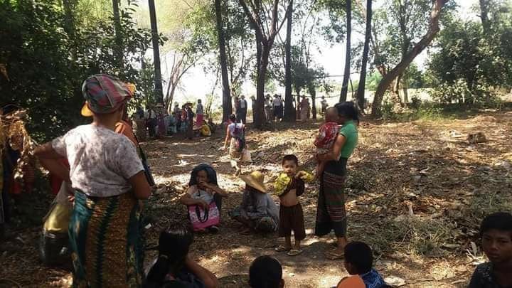 shafiur's tweet photo. #May11Coup Ta Loke Village, Myingyan

Military vehicles trying to enter circa 4.30pm. SAC FIGHTING with villagers: “Myingyan Defence forces” 

These people forced to flee to a safe place. 

#WhatsHappeningInMyanmar https://t.co/XuRuZG20bS